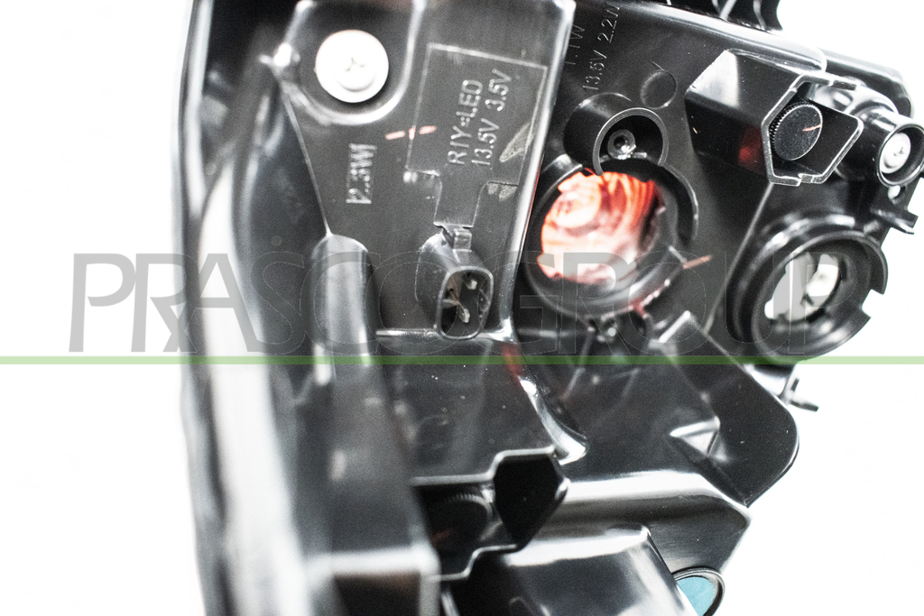 TAIL LAMP RIGHT-OUTER-WITHOUT BULB HOLDER